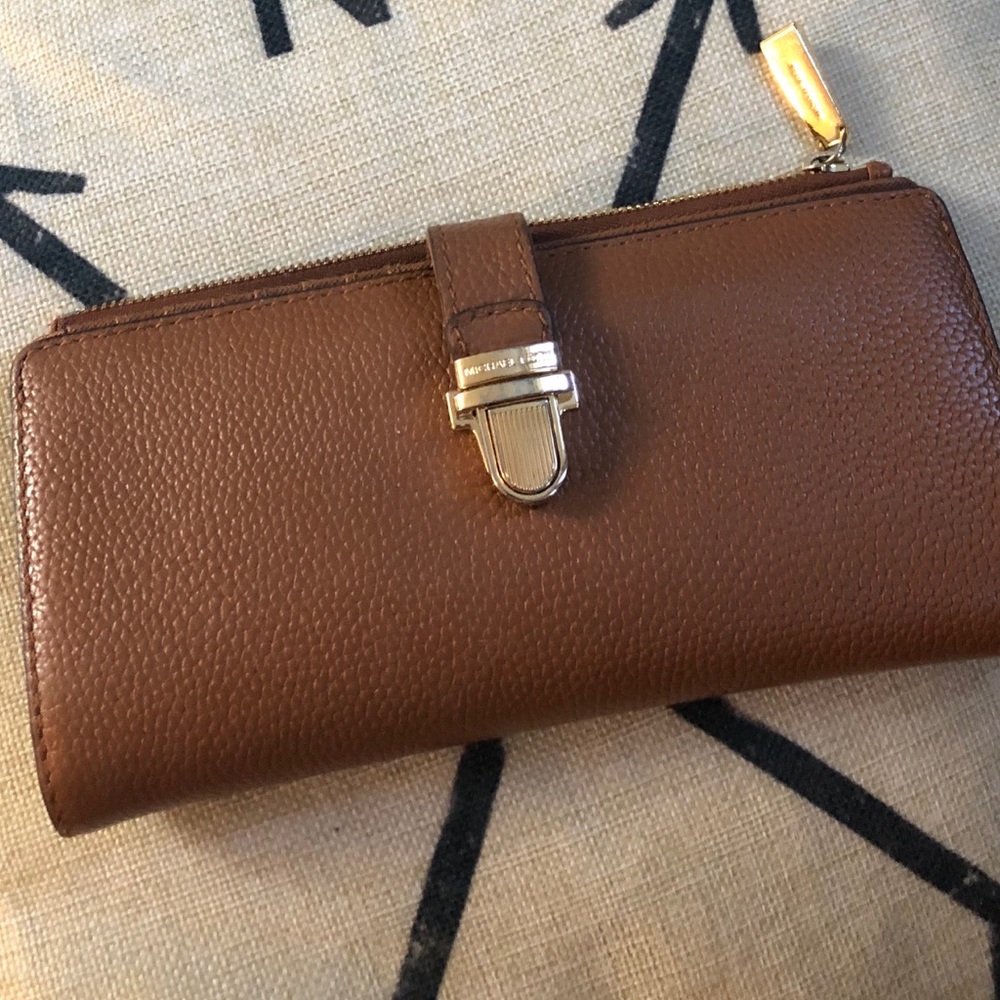 ✨ Michael Kors Wallet ✨